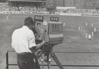 A BBC cameraman shoots the Test Match between England and New Zealand, August 1949. Nationaal Archief. Public Domain.