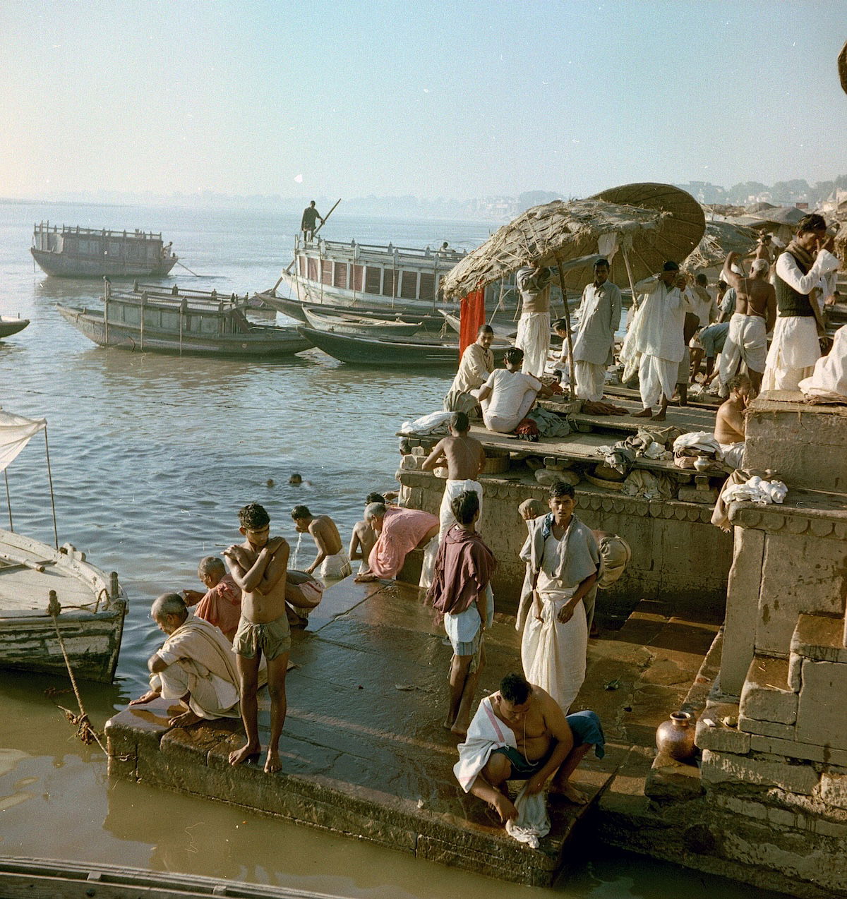 Hindu pilgrims bathing in the Ganges, 1959. © Deutsche Fotothek / Schröter, Wolfgang G.