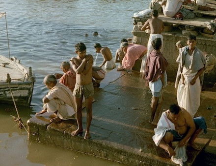 Hindu pilgrims bathing in the Ganges, 1959. © Deutsche Fotothek / Schröter, Wolfgang G.