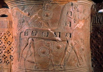 The Trojan Horse on the Mykonos Vase, c.675 BC. akg-images.