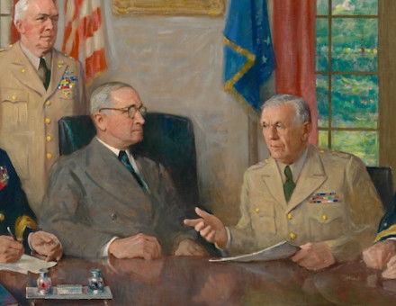 ’Truman and his Military Advisors‘, by August Vincent Tack, c. 1949. National Portrait Gallery, Smithsonian Institution; gift of the Phillips Collection. Public Domain.