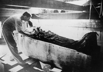 Howard Carter turning back a shroud covering the inner coffin of Tutankhamen, 4 March 1926. Library of Congress. Public Domain.